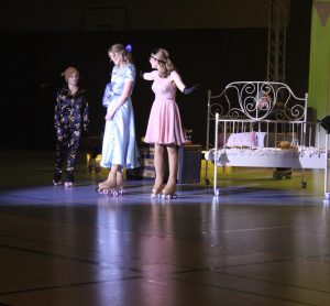 Schaulaufen 2024 – Peter Pan das Nimmerlandmusical. Mrs Darling, Wendy und Michael